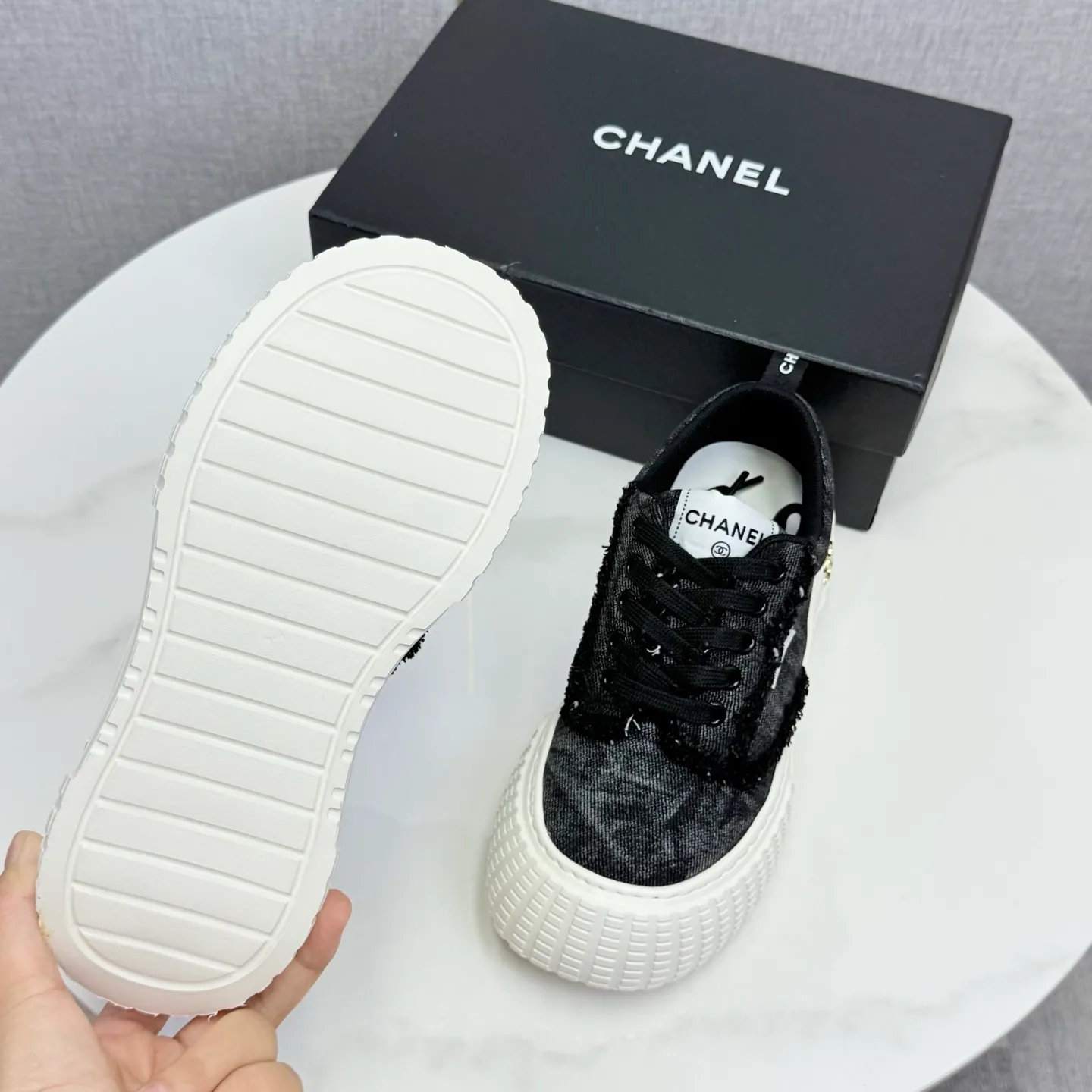💕💕Factory direct selling price p640💕💕 Chanel Panda Shoes! 2025 counter's top casual sports shoes, this classic design; the upper is in the style of electric embroidery with various techniques; the outsole is fashionable and sporty; the unusual inclusion of a variety of color matching elements... The diversified mix and match is very good-looking and versatile, and can be used for leisure, fashion, sports, and outdoor... ꫛꫀꪝ Go➫ Materials: ❶Upper made of: original imported first-layer silk cowhide + original version waterproof cloth + original first-layer cowhide ❷Inner lining: Original Yangli+wang ❸ Outsole based on: Original TPU combination outsole Counter boutique packaging complete set for women 35–41